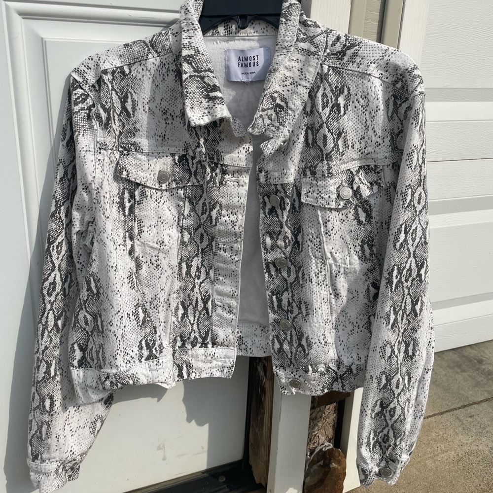 Jacket (not sure of size, think it’s a large)